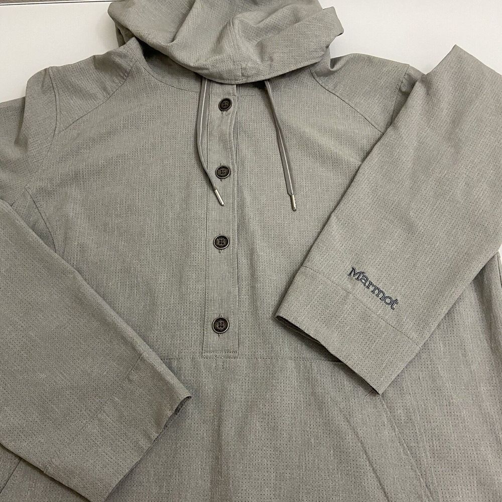Marmot Women's Sun Shirt UV Hooded Pullover Sweatshirt in Light Gray